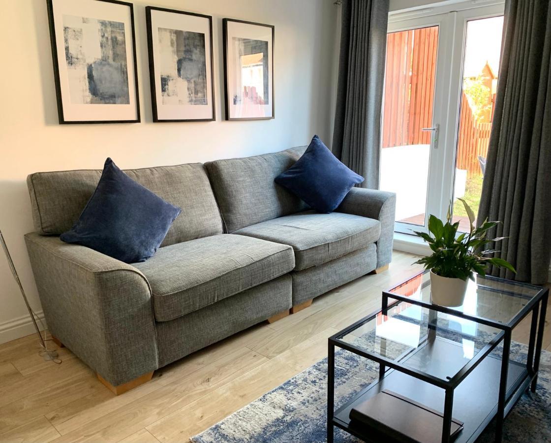 3 Bedroom - 2 Bathroom Townhouse In Corstorphine Near Murrayfield Stadium - Direct Bus To Edinburgh City Centre In 20 Minutes - Two Private Parking Spaces - Private Sunny Garden - Recently Refurbished Kültér fotó