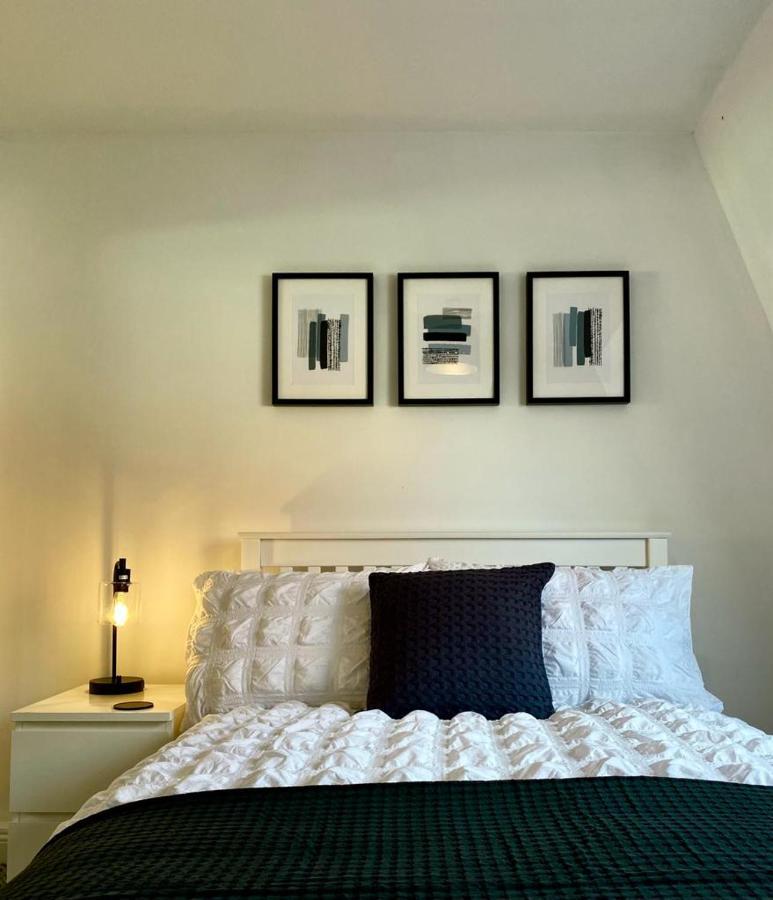 3 Bedroom - 2 Bathroom Townhouse In Corstorphine Near Murrayfield Stadium - Direct Bus To Edinburgh City Centre In 20 Minutes - Two Private Parking Spaces - Private Sunny Garden - Recently Refurbished Kültér fotó