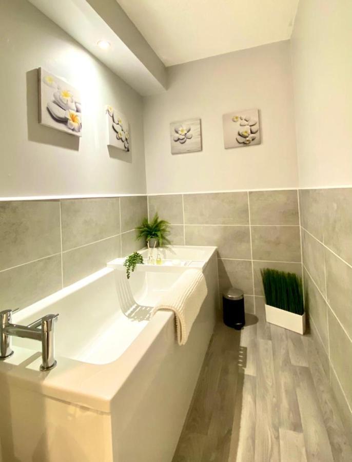 3 Bedroom - 2 Bathroom Townhouse In Corstorphine Near Murrayfield Stadium - Direct Bus To Edinburgh City Centre In 20 Minutes - Two Private Parking Spaces - Private Sunny Garden - Recently Refurbished Kültér fotó