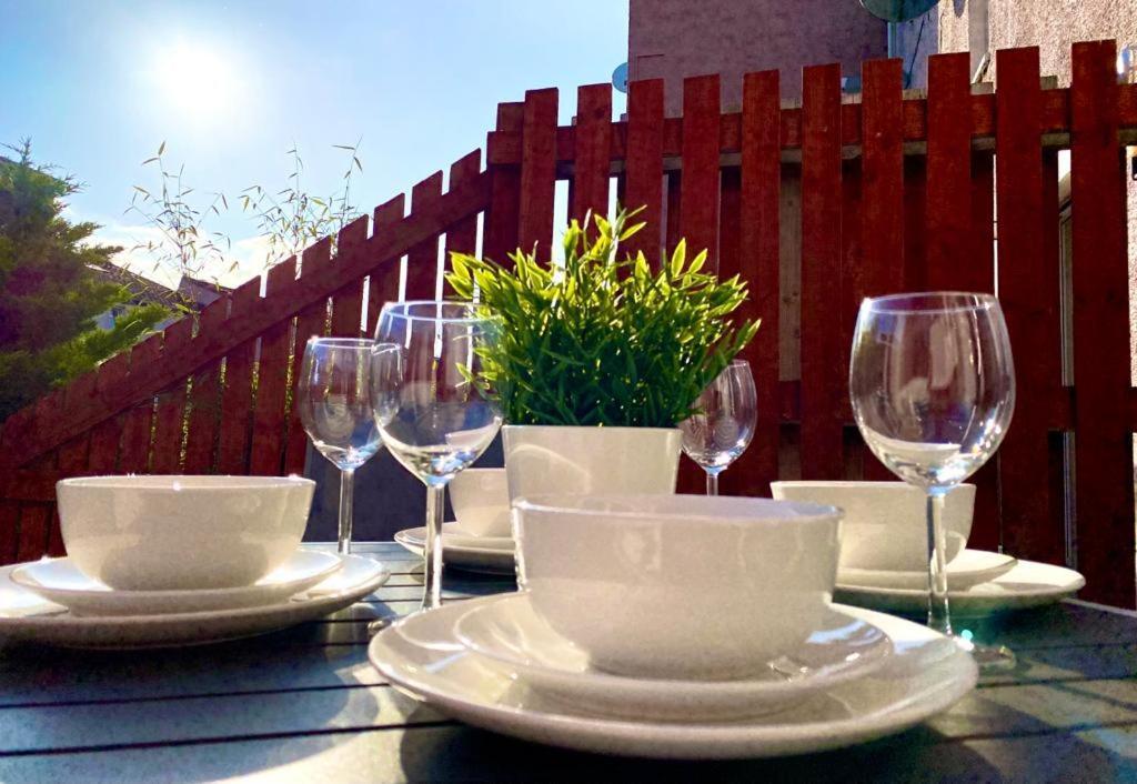 3 Bedroom - 2 Bathroom Townhouse In Corstorphine Near Murrayfield Stadium - Direct Bus To Edinburgh City Centre In 20 Minutes - Two Private Parking Spaces - Private Sunny Garden - Recently Refurbished Kültér fotó