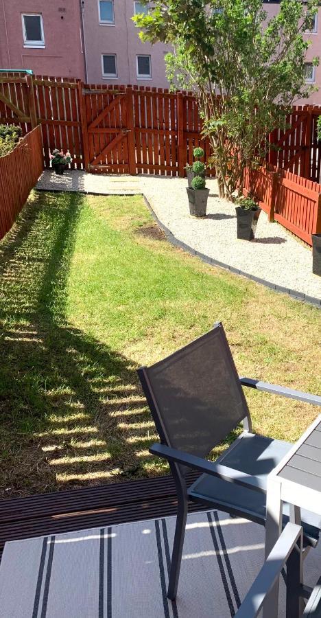 3 Bedroom - 2 Bathroom Townhouse In Corstorphine Near Murrayfield Stadium - Direct Bus To Edinburgh City Centre In 20 Minutes - Two Private Parking Spaces - Private Sunny Garden - Recently Refurbished Kültér fotó