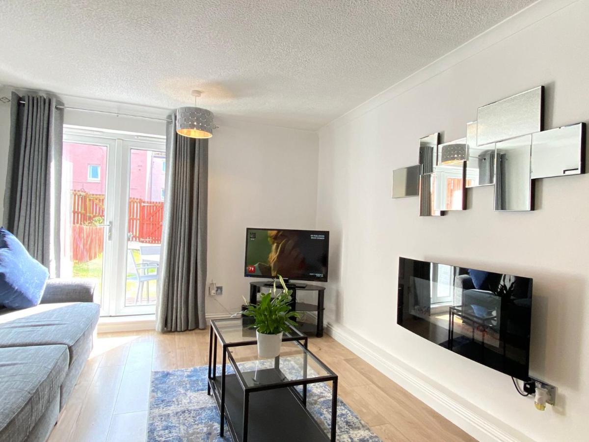 3 Bedroom - 2 Bathroom Townhouse In Corstorphine Near Murrayfield Stadium - Direct Bus To Edinburgh City Centre In 20 Minutes - Two Private Parking Spaces - Private Sunny Garden - Recently Refurbished Kültér fotó