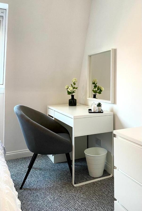 3 Bedroom - 2 Bathroom Townhouse In Corstorphine Near Murrayfield Stadium - Direct Bus To Edinburgh City Centre In 20 Minutes - Two Private Parking Spaces - Private Sunny Garden - Recently Refurbished Kültér fotó