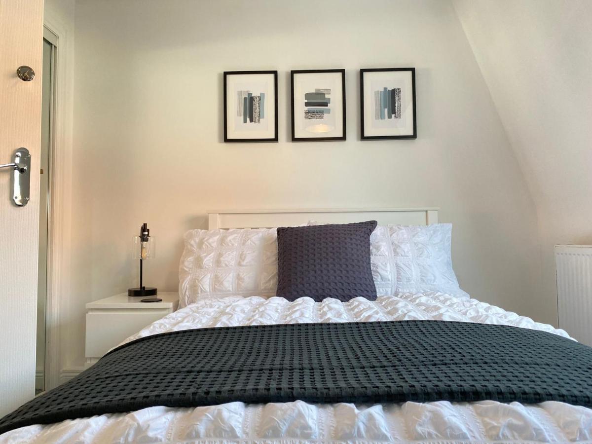 3 Bedroom - 2 Bathroom Townhouse In Corstorphine Near Murrayfield Stadium - Direct Bus To Edinburgh City Centre In 20 Minutes - Two Private Parking Spaces - Private Sunny Garden - Recently Refurbished Kültér fotó