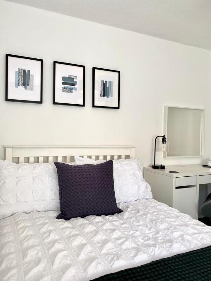 3 Bedroom - 2 Bathroom Townhouse In Corstorphine Near Murrayfield Stadium - Direct Bus To Edinburgh City Centre In 20 Minutes - Two Private Parking Spaces - Private Sunny Garden - Recently Refurbished Kültér fotó