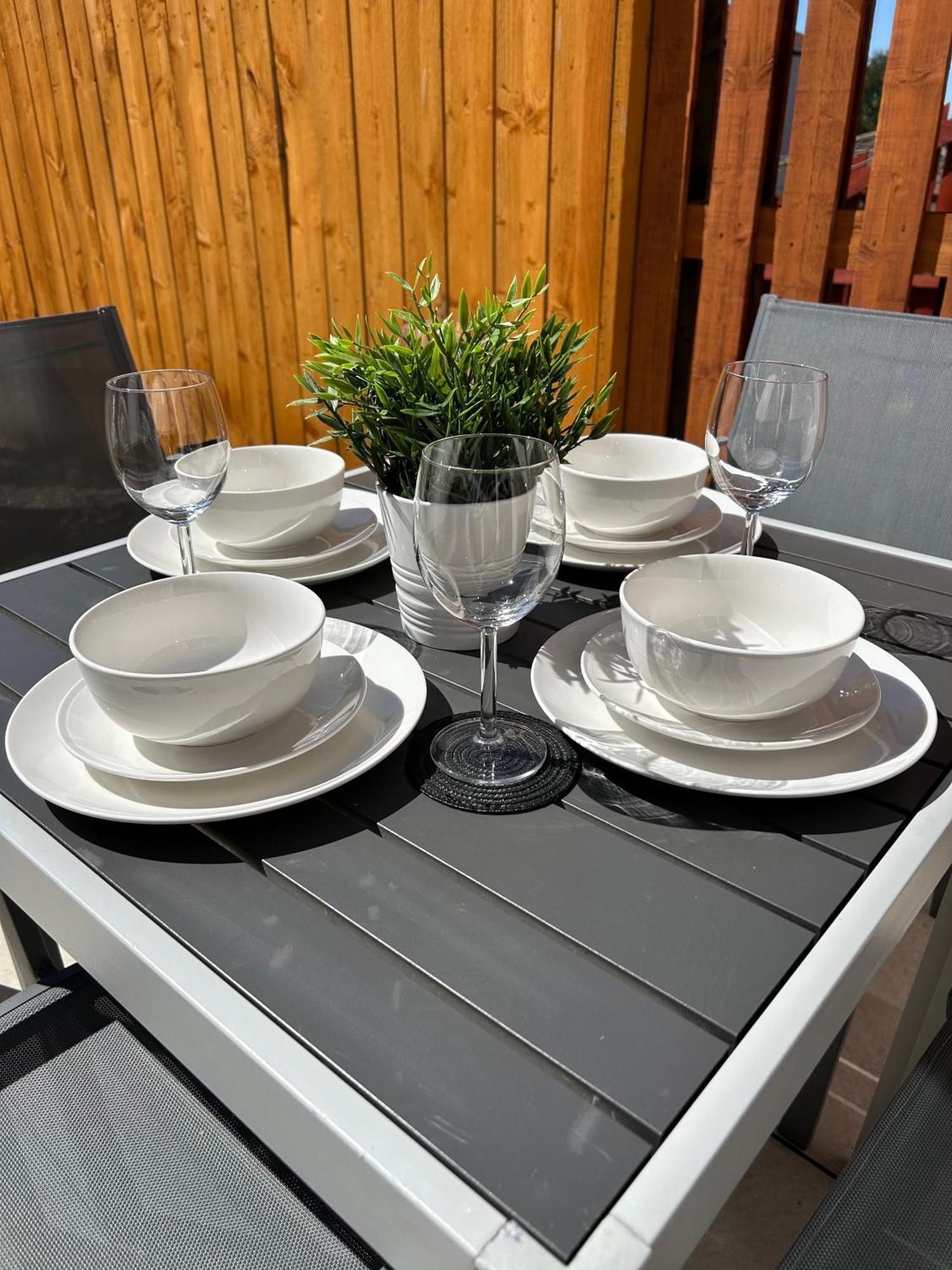 3 Bedroom - 2 Bathroom Townhouse In Corstorphine Near Murrayfield Stadium - Direct Bus To Edinburgh City Centre In 20 Minutes - Two Private Parking Spaces - Private Sunny Garden - Recently Refurbished Kültér fotó