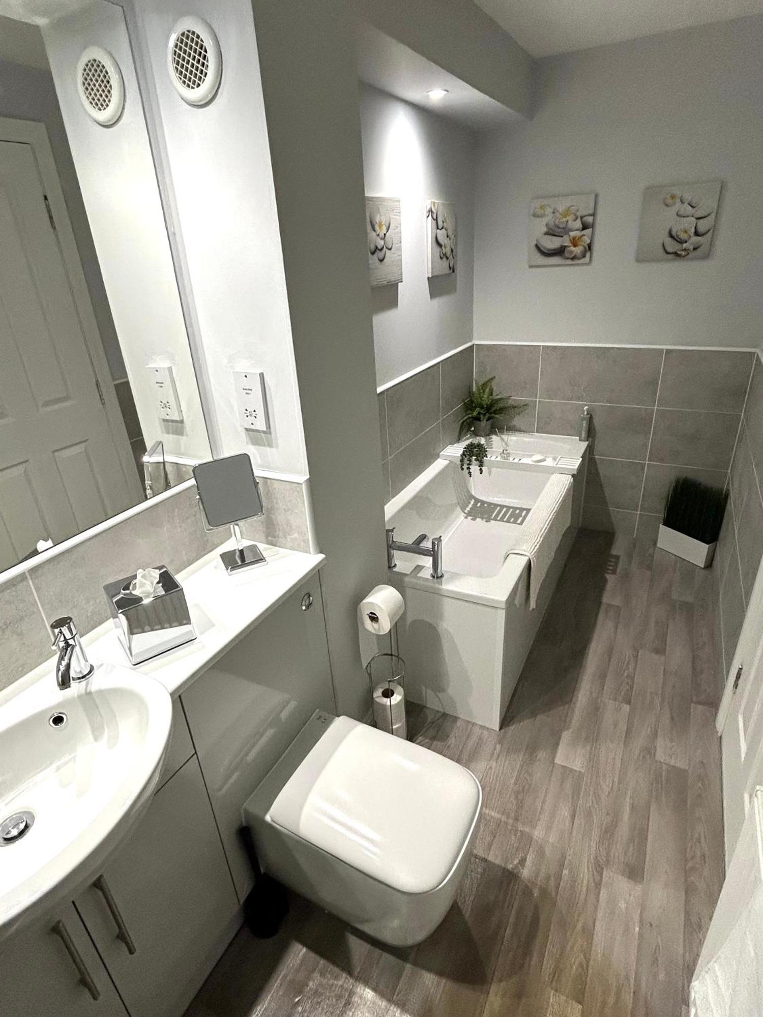 3 Bedroom - 2 Bathroom Townhouse In Corstorphine Near Murrayfield Stadium - Direct Bus To Edinburgh City Centre In 20 Minutes - Two Private Parking Spaces - Private Sunny Garden - Recently Refurbished Kültér fotó