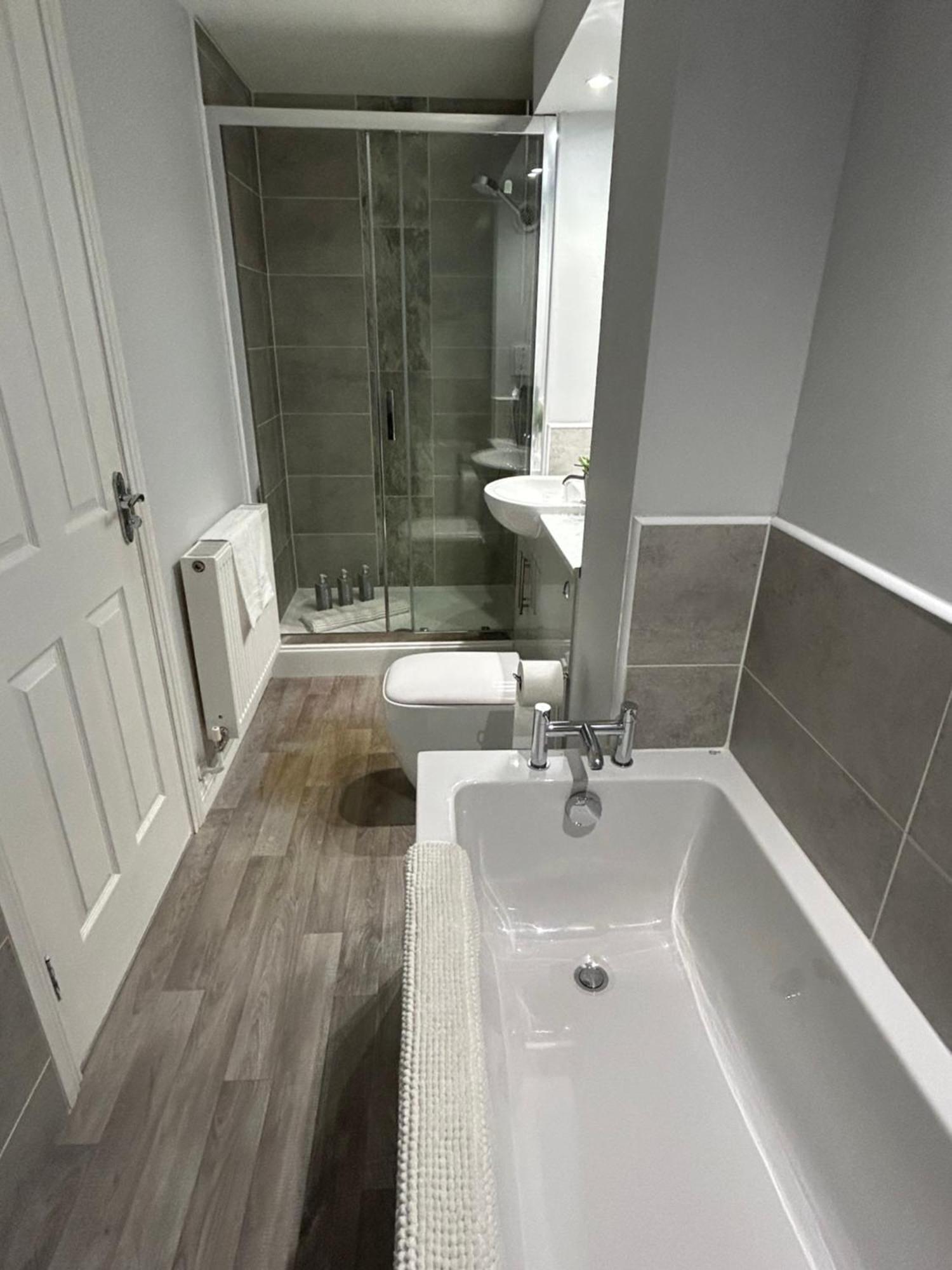 3 Bedroom - 2 Bathroom Townhouse In Corstorphine Near Murrayfield Stadium - Direct Bus To Edinburgh City Centre In 20 Minutes - Two Private Parking Spaces - Private Sunny Garden - Recently Refurbished Kültér fotó
